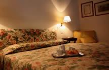 Una habitacin de matrimonio en hotel de tres estrellas en Siena